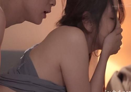 Chị gái tốt bụng im lặng khi cậu em đút trộm vào lồn