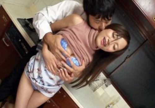 Lén vụng trộm với chị dâu khi không có ai ở nhà