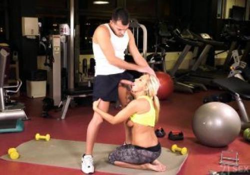 Vợ dâm nứng lồn ngoại tình cùng anh huấn luyện viên buồi to tại phòng gym